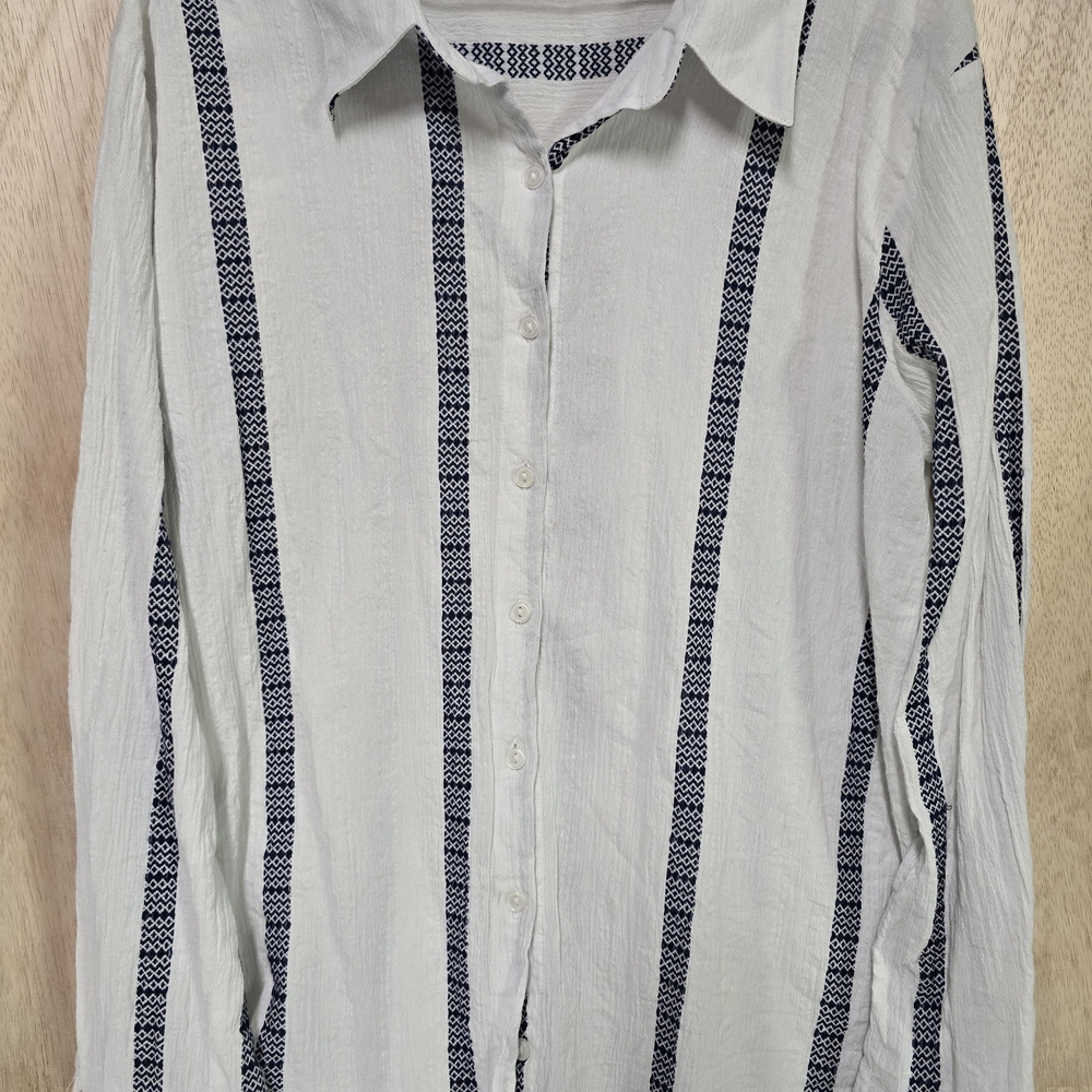 Womans BKE Lightweight Cotton Button-Up Shirt – Size L – Boho Chic with Navy Geo